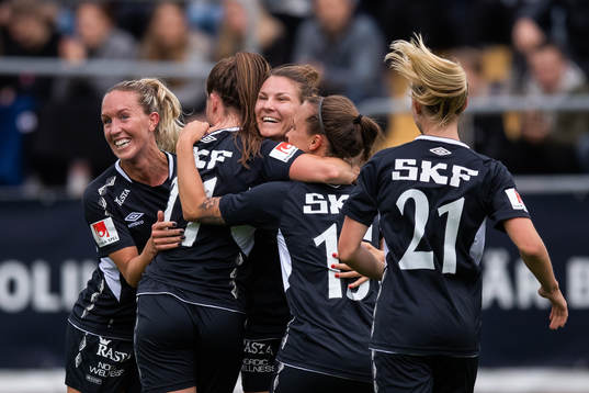 Göteborgs Pauline Hammarlund jublar med lagkamrater