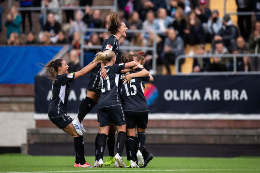 Göteborgs Pauline Hammarlund jublar med lagkamrater