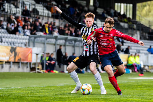 Landskronas Dennis Olofsson  och Tvååkers Axel Berggren