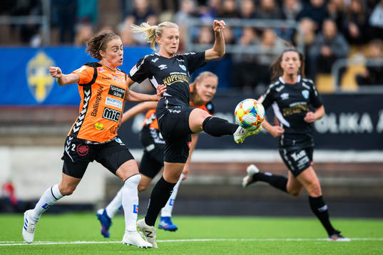 Kristianstads Sif Atladottir och Göteborgs Rebecka