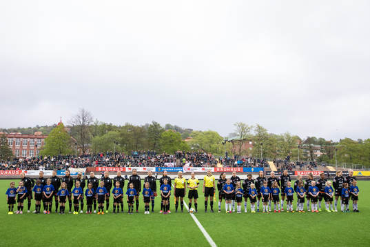 Göteborgs och Kristianstads spelare vid line up