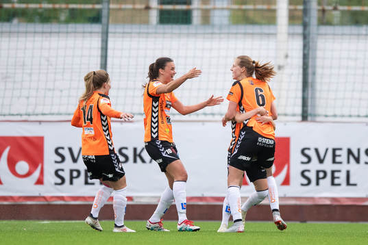 Kristianstads Amanda Edgren jublar med lagkamrater