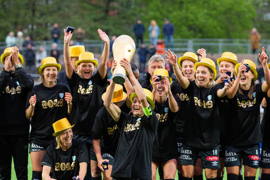 Göteborgs Beata Kollmats jublar med pokalen framför