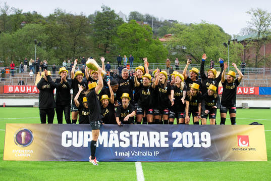 Göteborgs spelare jublar med pokalen