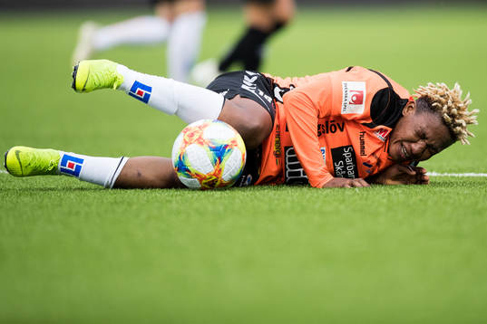 Kristianstads Rita Chikwelu liggande