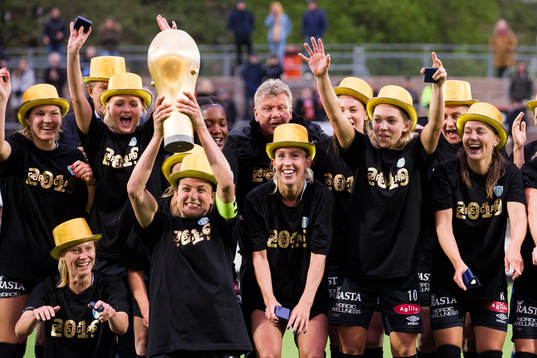 Göteborgs Beata Kollmats lyfter pokalen och jublar med
