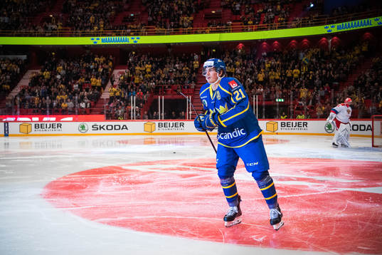 Loui Eriksson of Sweden celebrates scoring 2-1