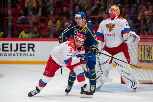 Dinar Khafizullin and goalkeeper Andrei Vasilevsky defends