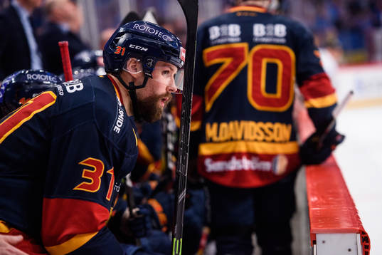 Djurgårdens Dick Axelsson deppar i båset