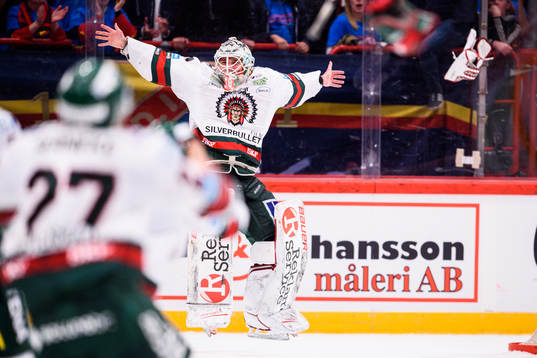 Frölundas målvakt Johan Gustafsson jublar