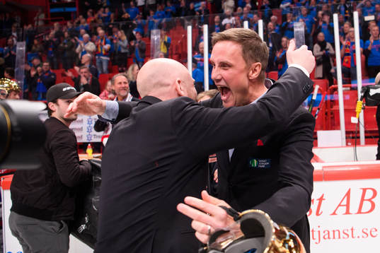 Frölundas tränare Roger Rönnberg jublar
