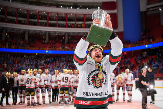 Frölundas Chay Genoway jublar med pokalen Le Mat
