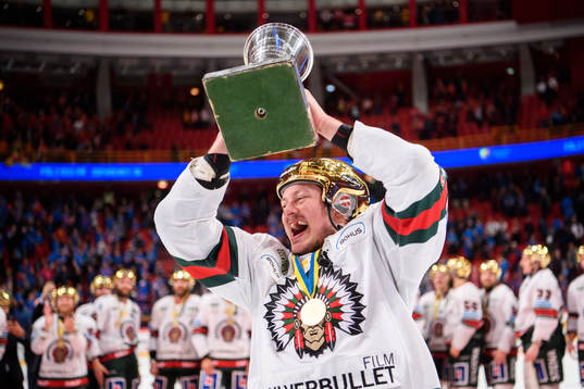 Frölundas Rhett Rakshani jublar med pokalen Le Mat