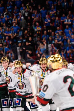 Frölundas Joel Lundqvist höjer pokalen Le Mat