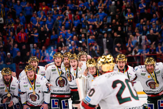 Frölundas Joel Lundqvist höjer pokalen Le Mat
