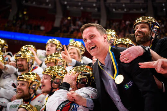 Frölundas tränare Roger Rönnberg jublar