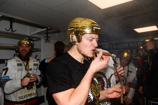 Frölundas Rhett Rakshani med en cigarr i omklädningsrummet