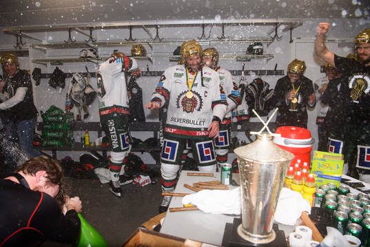 Frölundas Joel Lundqvist jublar i omklädningsrummet
