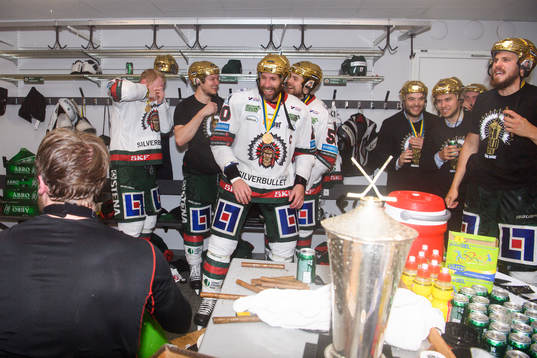 Frölundas Rhett Rakshani och Joel Lundqvist jublar i