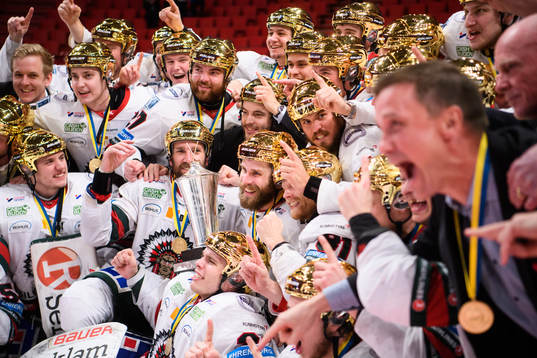 Frölundas Joel Lundqvist, medspelare och ledare jublar med