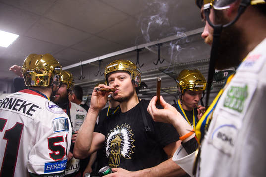 Frölundas Rhett Rakshani med en cigarr i omklädningsrummet