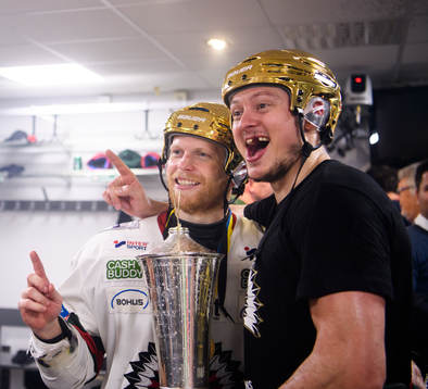 Frölundas Ryan Lasch och Rhett Rakshani jublar med pokalen