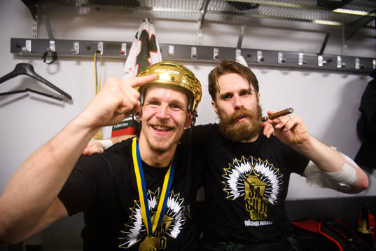 Frölundas Max Friberg och Jonathan Sigalet jublar i