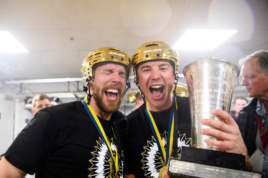 Frölundas Anders Grönlund och Joel Mustonen jublar med
