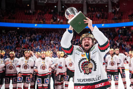 Frölundas Patrik Carlsson jublar med Le mat pokalen