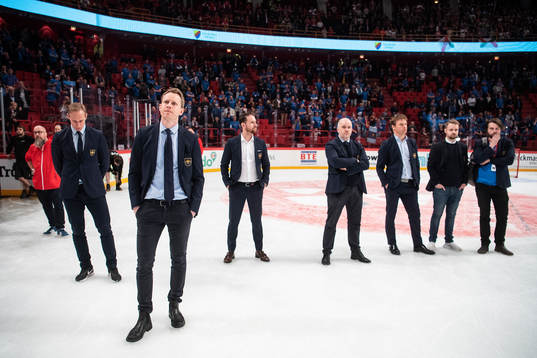 Djurgårdens tränare Robert Ohlsson framför sin ledarstab