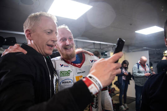 Frölundas Simon Hjalmarsson jublar i omklädningsrummet