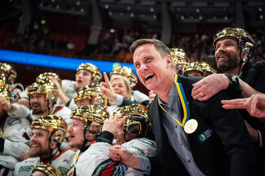 Frölundas tränare Roger Rönnberg  jublar