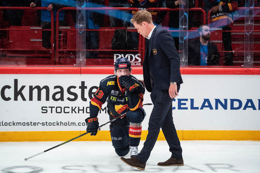 Djurgårdens Andreas Engqvist tröstar Linus Hultström