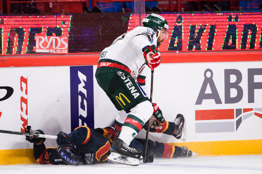 Frölundas Joel Lundqvist tacklar Djurgårdens Axel Jonsson