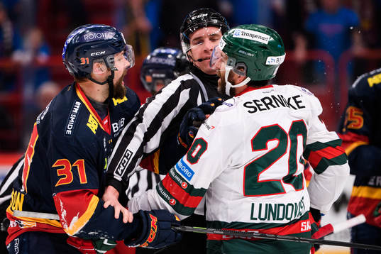 Djurgårdens Dick Axelsson och Frölundas Joel Lundqvist i