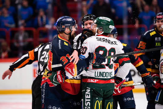 Djurgårdens Dick Axelsson och Frölundas Joel Lundqvist i