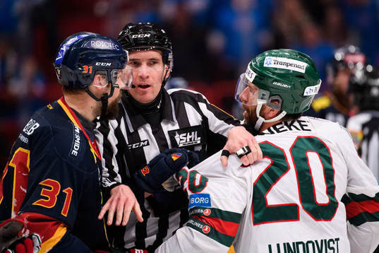 Djurgårdens Dick Axelsson och Frölundas Joel Lundqvist i
