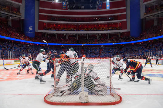 Djurgårdens Jakob Lilja oroar framför Frölundas målvakt