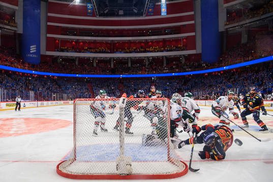 Djurgårdens Jakob Lilja oroar mot Frölundas målvakt