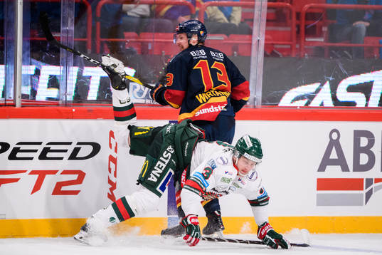 Frölundas Jacob Moverare faller