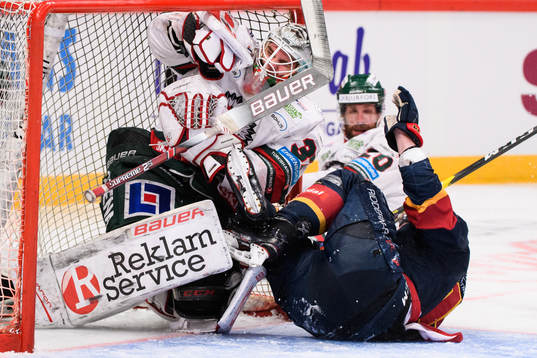 Djurgårdens Jakob Lilja krockar med Frölundas målvakt
