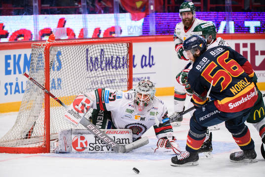 Djurgårdens Robin Norell oroar mot Frölundas målvakt