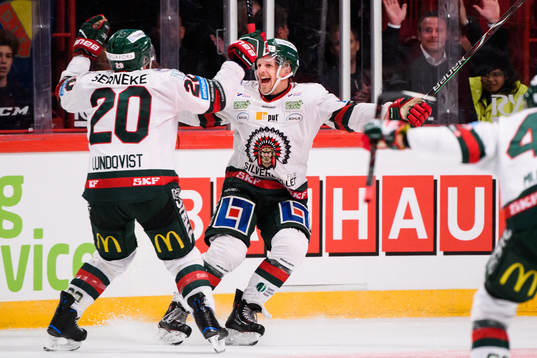 Frölundas Max Friberg jublar med Joel Lundqvist