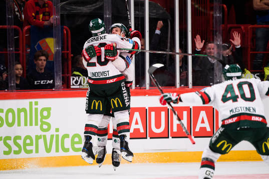 Frölundas Max Friberg jublar med Joel Lundqvist