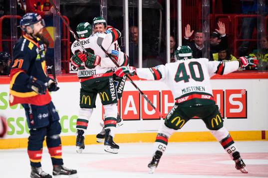 Frölundas Max Friberg jublar med Joel Lundqvist
