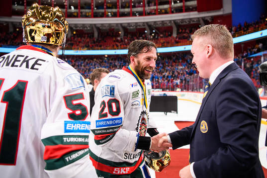 Frölundas Joel Lundqvist får sin medalj