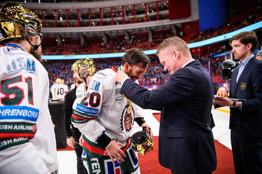 Frölundas Joel Lundqvist får sin medalj