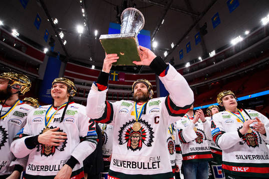 Frölundas Joel Lundqvist jublar med pokalen Le Mat