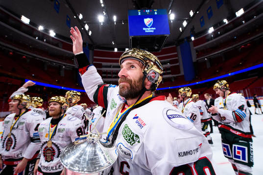 Frölundas Joel Lundqvist jublar med pokalen Le Mat