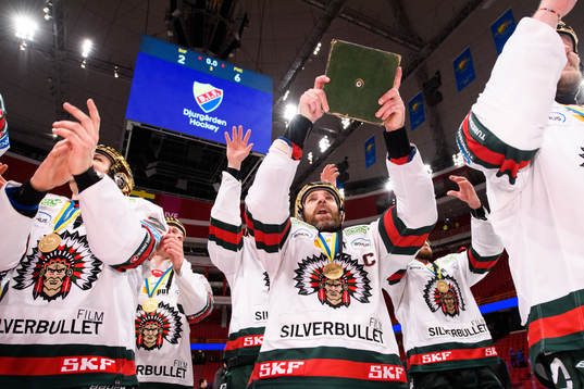 Frölundas Joel Lundqvist jublar med pokalen Le Mat